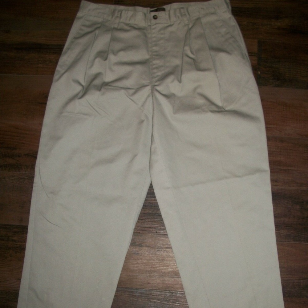B.E. KHAKIS Pleated casual Khakis size 38 X 30